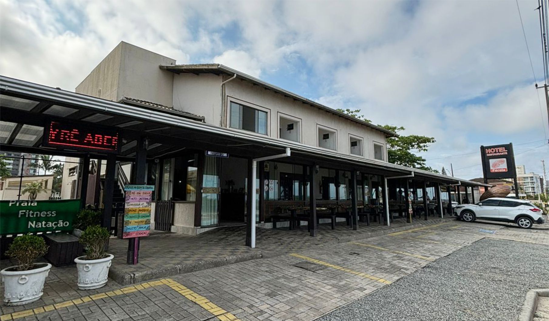 Fachada do Hotel Pérola em Itapoá